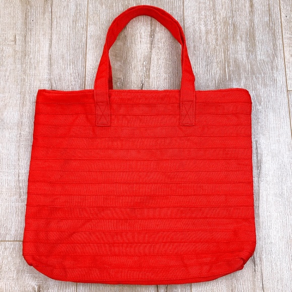 Tamaryn Design Handbags - 🔴3/$10 TAMARYN DESIGN Red Zip Tote Bag